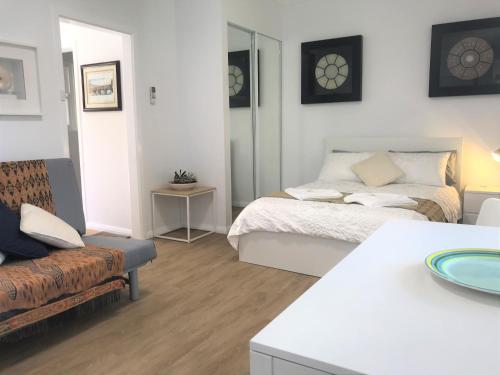 - un salon avec deux lits et un canapé dans l'établissement M207 West Perth Studio Apartment near Kings Park, à Perth