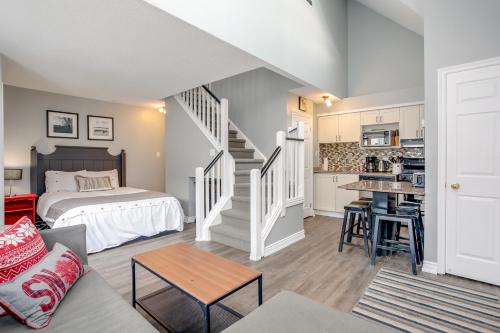 een slaapkamer met een bed en een keuken met een trap bij Blue Mountain Studio Loft at North Creek Resort in Blue Mountains