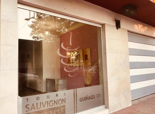 uma vitrine de loja com um sinal que lê i proprietários salvationagency em Cool Studio apartment Complete, bien ubicado, cercano a Bodegas, viñedos y zonas turísticas em Luján de Cuyo