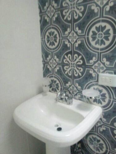 a bathroom with a sink and a blue and white tiled wall at Altabrisa - Deportiva Departamento cómodo y silencioso 2 habitaciones in Villahermosa