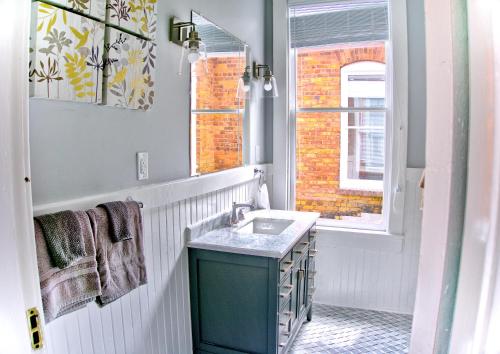 baño con lavabo y ventana en 2 Bedroom Newly Renovated Townhome in Historic Savannah en Savannah