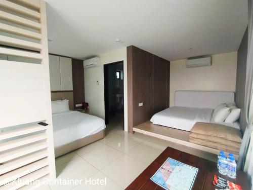 Φωτογραφία από το άλμπουμ του Kluang Container Swimming Pool Hotel σε Kluang