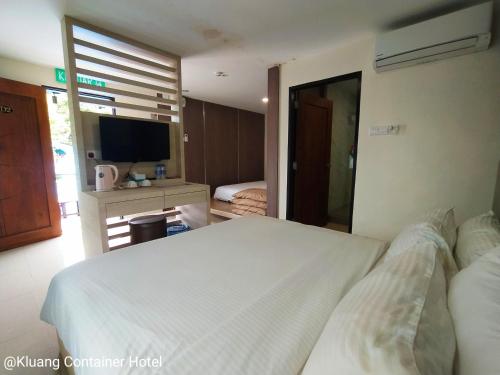 Φωτογραφία από το άλμπουμ του Kluang Container Swimming Pool Hotel σε Kluang