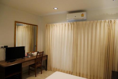 曼谷的住宿－The 92 Residence，客房设有书桌、电脑和窗户