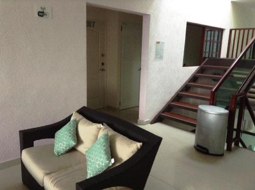 salon z kanapą i schodami w obiekcie Hotel Isleño w mieście Isla Mujeres