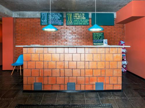 um restaurante com uma parede de tijolos e luzes azuis em Tsar Bani Spa Resort em Gudauri