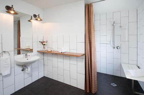 a bathroom with a sink and a shower at Greenlee Cottages in Canungra