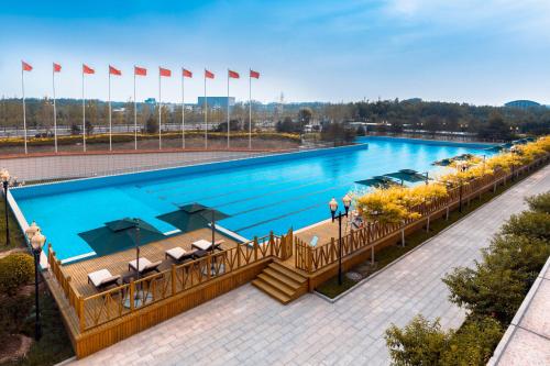 an overhead view of a large swimming pool at GUOCE Beijing Capital Airport Hotel & Convention Center in Shunyi