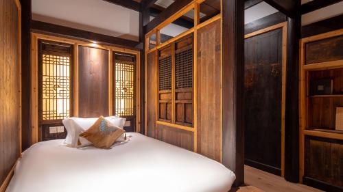 سرير أو أسرّة في غرفة في Floral Guesthouse Huangshan Shuxiang Gongyuanli