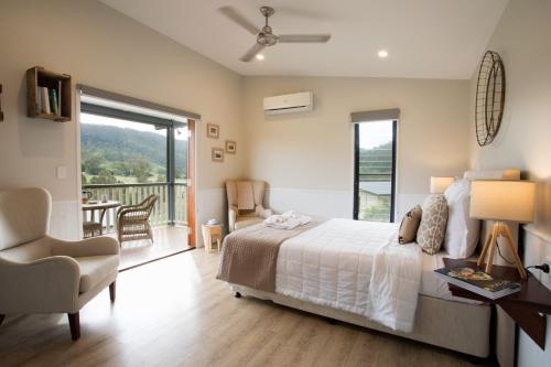 um quarto com uma cama e uma varanda em Greenlee Cottages em Canungra