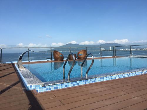 una piscina con dos esculturas de metal en el agua en Gold Boutique Hotel Danang, en Da Nang