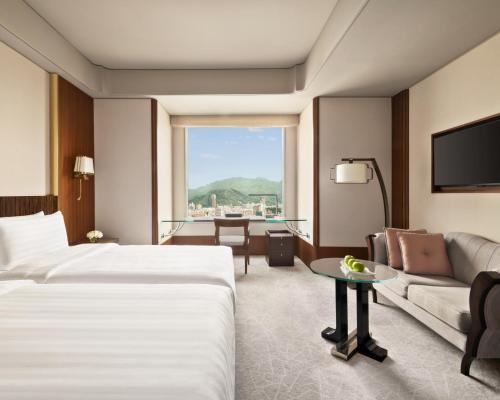 Кровать или кровати в номере Shangri-La Far Eastern, Taipei