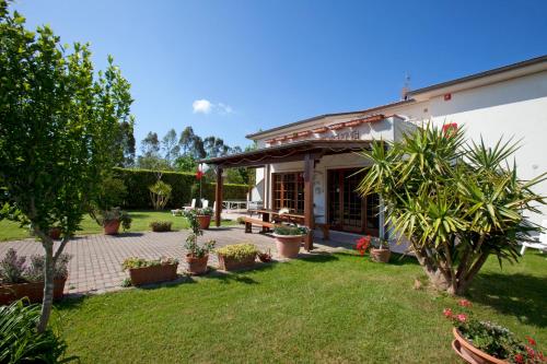 una casa con patio y un patio con plantas en Tris Hotel, en Orbetello