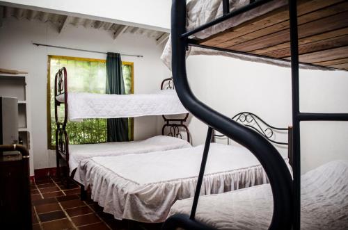 Finca Turística Santa Bárbara tesisinde bir odada yatak veya yataklar