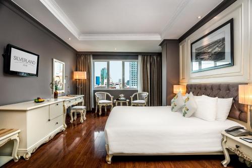 Giường trong phòng chung tại Silverland Jolie Hotel