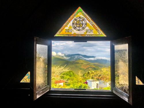 a window with a clock on the top of it at Casa Campestre estilo Chalet Los Pirineos - Cerca a Cali in Cali