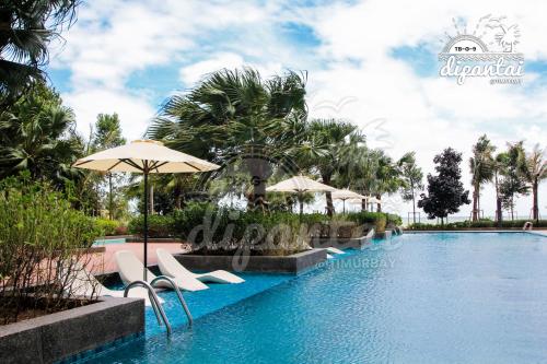 Piscine de l'établissement dipantai TIMURBAY SeaView GrdFloor Private Residence ou située à proximité