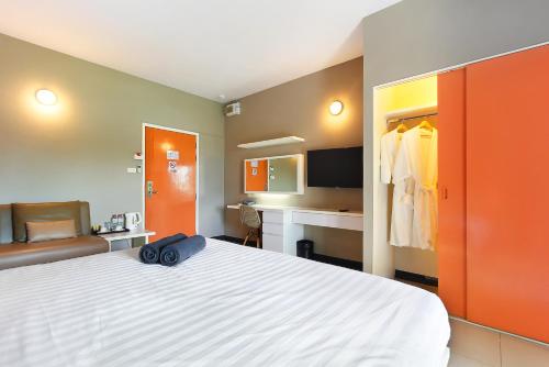 A bed or beds in a room at D Varee Xpress Fullroom 77 Srinakarin