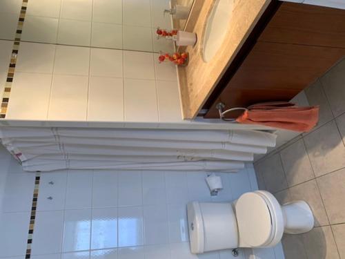 a bathroom with a toilet paper roll on a shelf at Departamento en el corazón de Viña del Mar in Viña del Mar