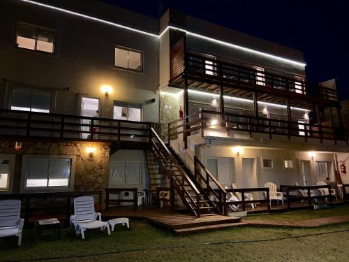 um edifício com uma escada ao lado à noite em Ayres Village Apart em Pinamar