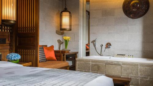 Ένα ή περισσότερα κρεβάτια σε δωμάτιο στο InterContinental Lijiang Ancient Town Resort by IHG