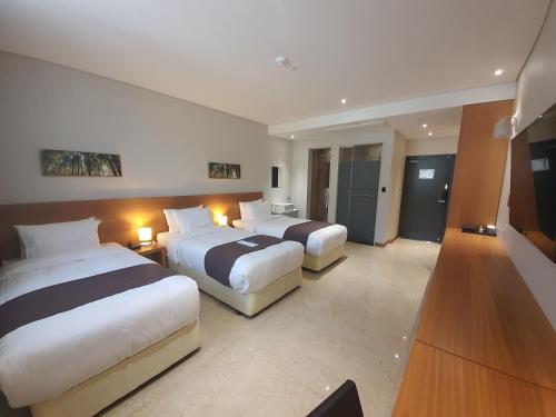 a hotel room with two beds in a room at Benikea Hotel Yangsan in Yangsan