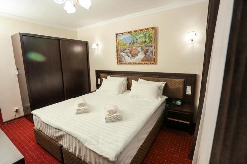เตียงในห้องที่ Sugdiyon Hotel