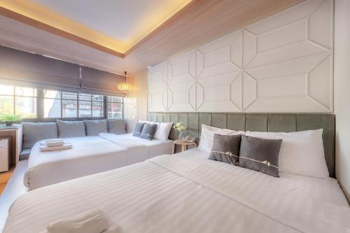 Ліжко або ліжка в номері Tori Prestige Bangkok Hotel
