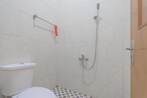 Vonios kambarys apgyvendinimo įstaigoje RedDoorz Resort Syariah @ Batu Apung Purwakarta