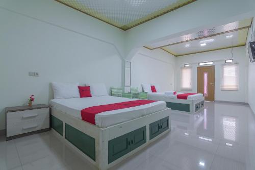 Katil atau katil-katil dalam bilik di RedDoorz Resort Syariah @ Batu Apung Purwakarta