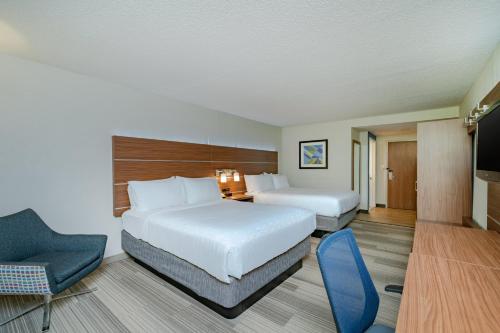 Voodi või voodid majutusasutuse Holiday Inn Express Prince Frederick, an IHG Hotel toas