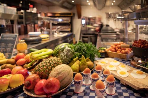Makanan di atau berdekatan hotel
