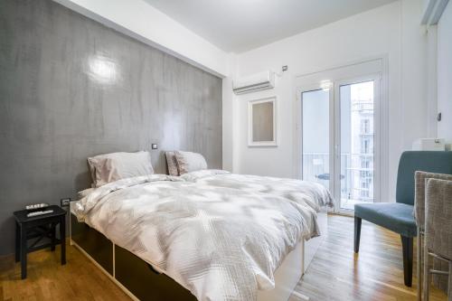 Postel nebo postele na pokoji v ubytování Delightful Stylish Two Bedroom Condo in Hip Area of Central Athens