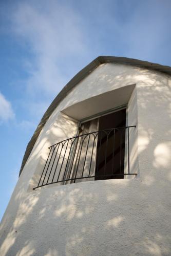 a window with a balcony on the side of a building at Kogman & Keisie Guest Farm in Montagu