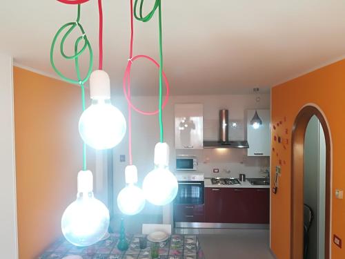 une cuisine avec plusieurs lumières suspendues au plafond dans l'établissement Virginia Otranto holiday home 4 places, à Otrante