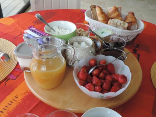 אפשרויות ארוחת הבוקר המוצעות לאורחים ב-Maison d'hôtes Marimpoey