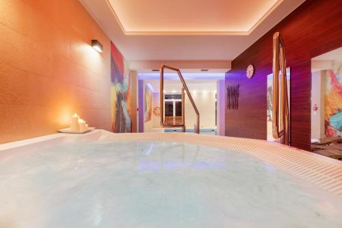 Cette chambre comprend une salle de bains pourvue d'une grande baignoire. dans l'établissement Hotel La Siesta & Medical Spa, à Jastrzębia Góra
