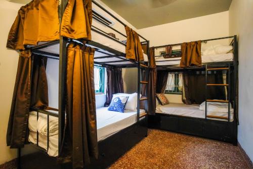 Divstāvu gulta vai divstāvu gultas numurā naktsmītnē U.R.D.Ki Hostel