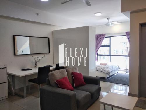 Un lugar para sentarse en 10am-6pm, SAME DAY CHECK IN AND CHECK OUT, Work From Home, The Hyve-Cyberjaya, Private Studio by Flexihome-MY
