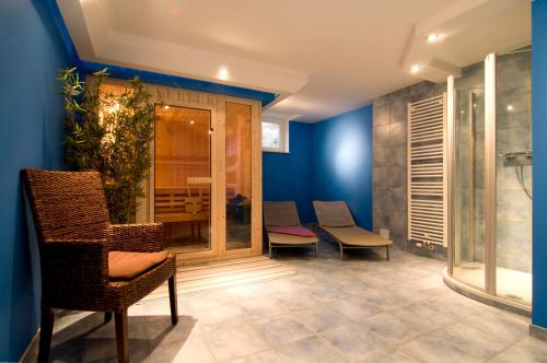 Habitación con paredes y sillas azules y puerta de cristal. en Ferienhaus Zander mit Sauna, en Born