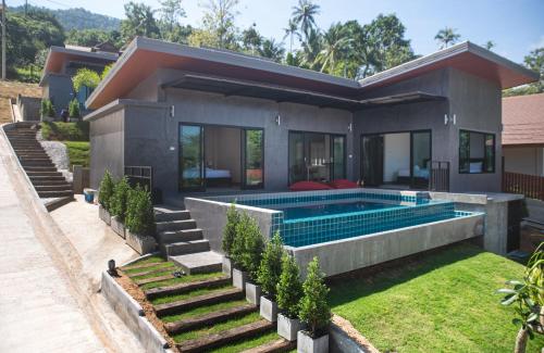 una casa con piscina en el patio trasero en T villas, en Thong Nai Pan Yai