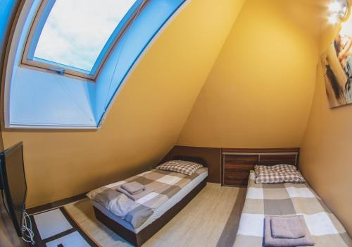 Ένα ή περισσότερα κρεβάτια σε δωμάτιο στο APARTAMENT PIOTR i PAWEŁ 8 os KRYNICA MORSKA DELUXE 2 poziomy