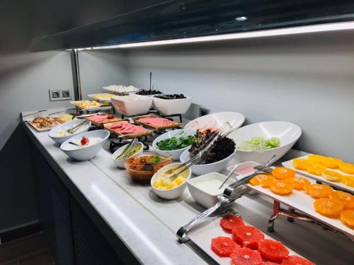 een buffet met veel verschillende soorten eten bij Kare Hotel Sultanahmet in Istanbul