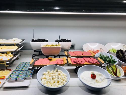 een buffet met veel verschillende soorten eten bij Kare Hotel Sultanahmet in Istanbul