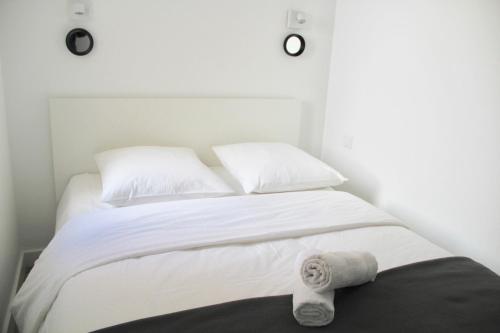 En eller flere senge i et værelse på LE TAMARINA P2 avec parking - piscine proche plage