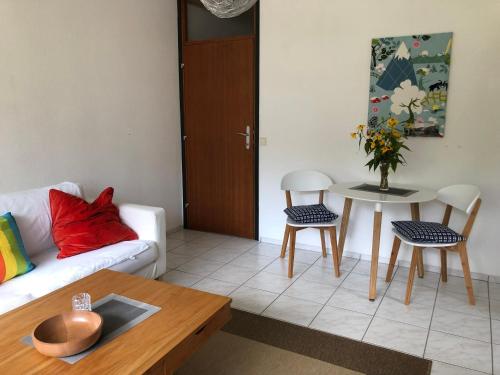 sala de estar con sofá, mesa y sillas en Ferienwohnung Held, en Obertraun