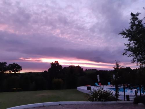 un tramonto dal cortile di una casa di Lady Loch Country House a Wellington