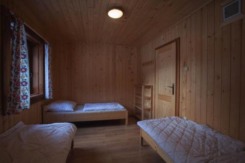 Posteľ alebo postele v izbe v ubytovaní Chata Smiech