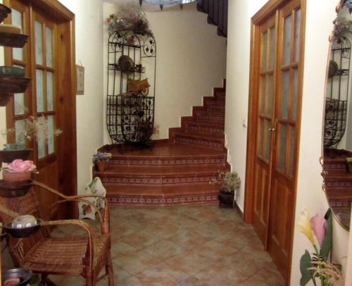 un couloir avec un escalier dans une maison dans l'établissement El Portal De Las Arribes, à Aldeadávila de la Ribera