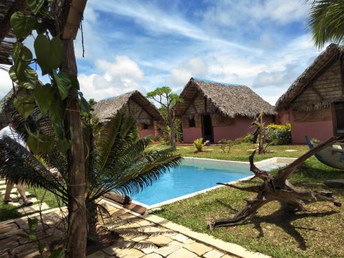 eine Villa mit einem Pool in einem Resort in der Unterkunft Le Trou Normand in Diego Suarez